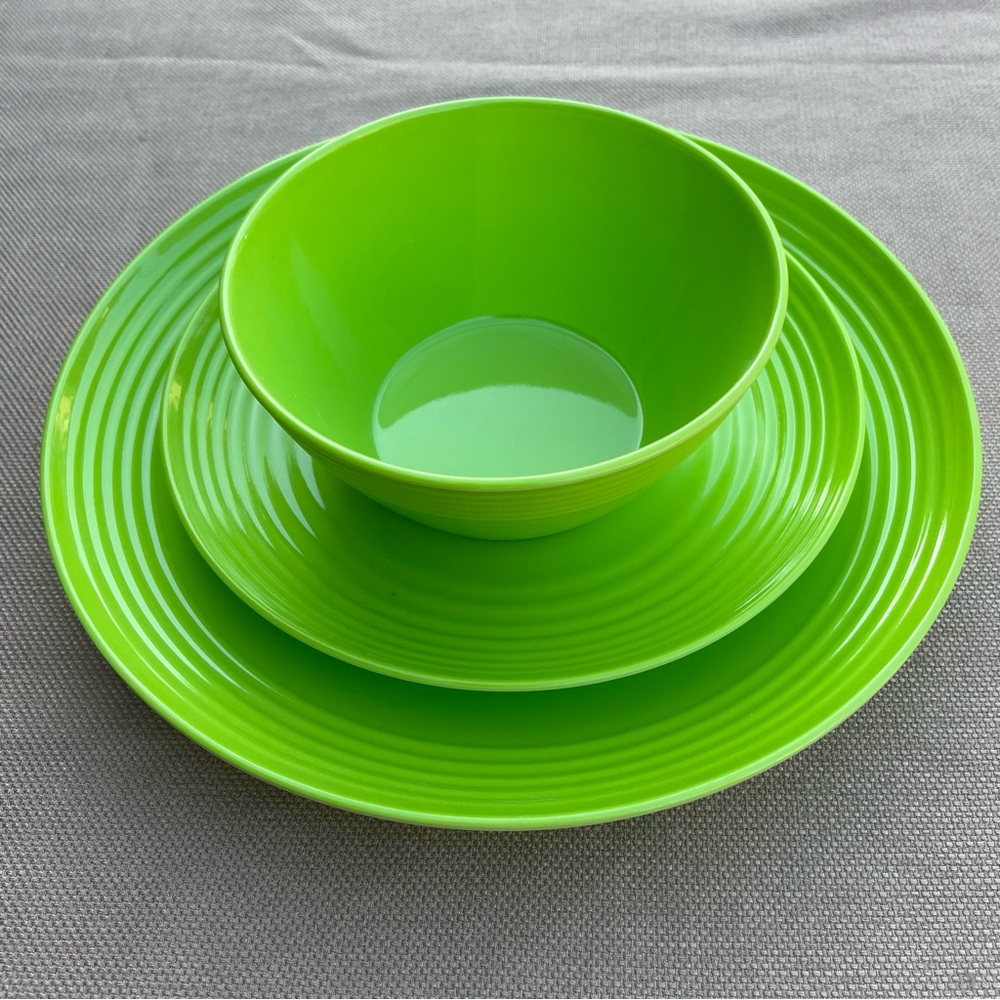 Melange 18-Piece Melamine “Solids Collection” Dinnerware Set - Green